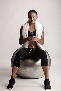 我的健身游戏列表工作室女孩女性瑜伽运动员手机技术耳机播放毛巾图片