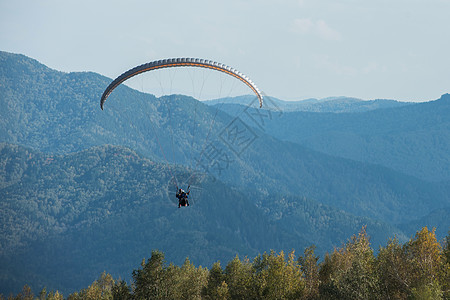飞机剪影山岳的滑坡竞争者旅行竞赛蓝色降落伞树木飞行员飞行男人飞机背景