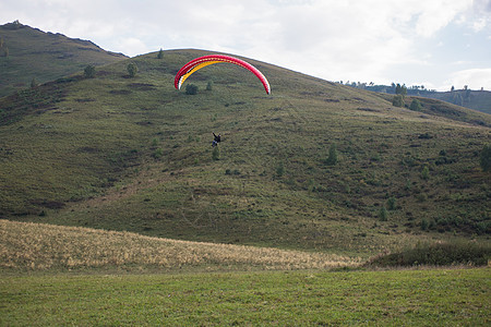 飞机剪影山岳的滑坡段落优胜者旅行运动员树木飞行飞行员跳伞降落伞顶峰背景