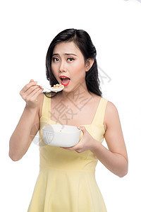 亚裔妇女吃一碗麦片或食用粗食早餐微笑营养食物谷物女性勺子饮食图片