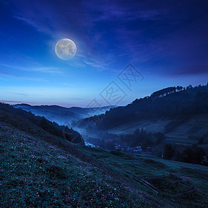 夜间山村的寒雾图片