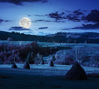 夜间靠近家的字段爬坡天空薄雾村庄国家行星草垛月亮森林草地图片