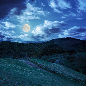 山边草原上的围栏 夜间在山上农村风景小路山坡季节爬坡地球木材天空农业图片