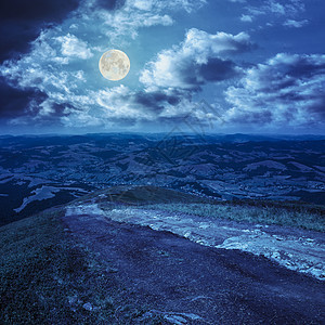 山上山坡上的草原上旅游戏剧性爬坡地球月亮风景旅行星星季节草地图片