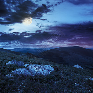 在山边的石头上 在夜间地球行星乡村风景天空环境旅游旅行山坡月亮图片