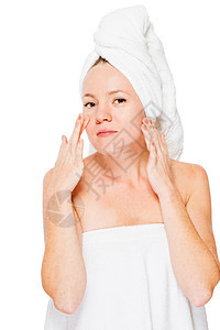 洗完澡在白色的背地上用棕色眼睛戴毛巾的女人图片