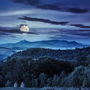 夜间在山岳上图片