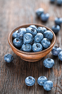 新鲜蓝莓在碗里用木制背景 特写水果覆盆子桌子饮食食物蓝色乡村宏观团体甜点图片