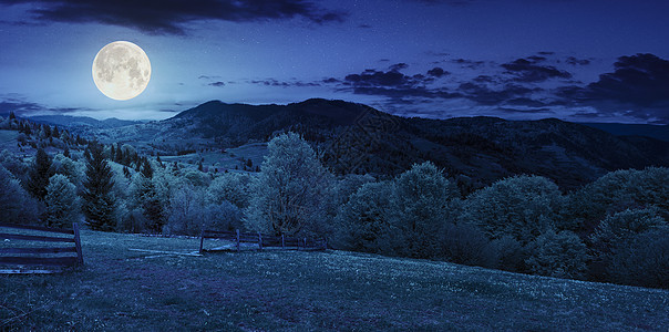 山边草原上的围栏 夜间在山上旅游蓝色村庄天空场地风景农村山坡爬坡草地图片