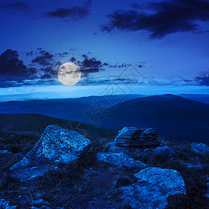 在山边的石头上 在夜间星星蓝色环境爬坡全景山坡乡村峡谷月亮绿色图片