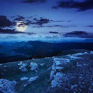 在山边的石头上 在夜间山坡风景环境旅游行星月亮旅行乡村岩石绿色图片