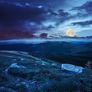 山坡上的巨石 在夜间高山的高山中蓝色丘陵自然地球石灰石顶峰天空农村首脑旅行图片