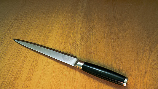 木板上的刀子棕色木头工具金属餐厅桌子配件烹饪刀刃用具图片