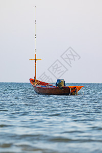 小型渔船在海上捕鱼的图像港口海滩海浪支撑天空渔夫血管海洋蓝色木头图片