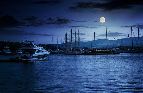 夜间在码头的游艇图片