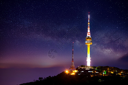 首尔塔 晚上与Milky路 在科雷亚的纳桑山公吨场景城市景观天际建筑学地标风景反射图片