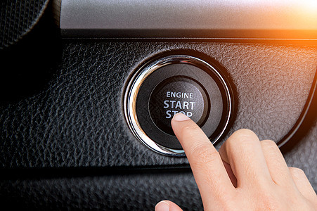 手指紧贴地按下汽车的启动停止引擎按钮发动机技术车辆运输钥匙奢华力量图片