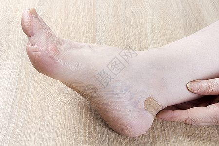 女性的脚和胳膊灰色女孩足疗脚跟脚趾修脚桌子木头女士手指图片