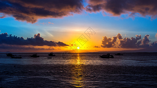 日出时 渔船在海上橙子反射运输地平线海岸天气阳光港口海浪海滩图片