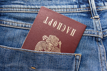 后牛仔裤口袋中的俄罗斯护照图片