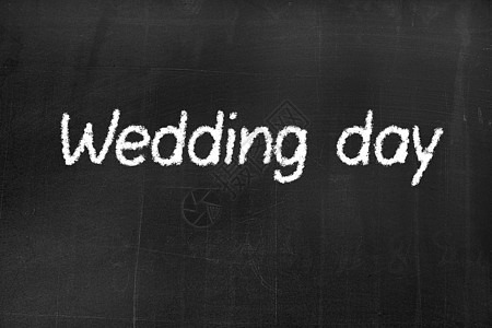 黑板上写着“婚礼日”的文字图片