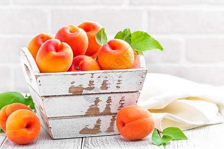 白木本底有叶子的新鲜杏仁甜点乡村市场桌子收成饮食团体植物橙子食物图片