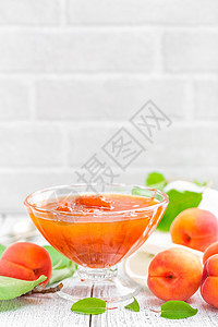 白木桌上的果酱和新鲜水果及叶子甜点美食市场橙子饮食食物收成桌子营养厨房图片