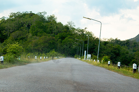 具有天然树背景的平面道路地平线城市速度路线场地晴天农村蓝色交通土地图片