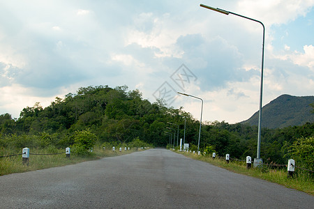 具有天然树背景的平面道路森林场景土地路线日落场地交通自由蓝色国家图片