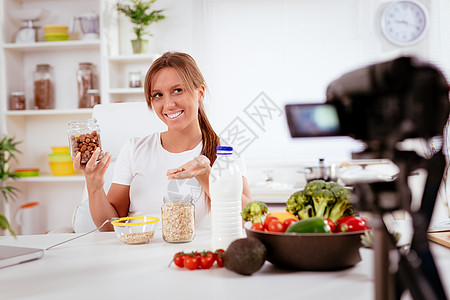 有吸引力的博客女孩为你制作视频技术谷物拍摄幸福厨房美食家播送互联网女士食物图片