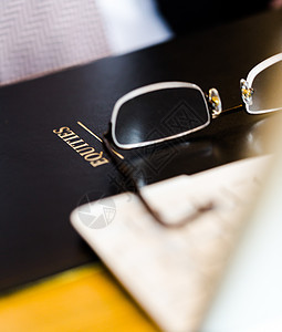 戴眼镜和膝上型电脑的票箱上的公平黑持有者桌子文件夹人士生长投资风险职场商业帐户案件图片