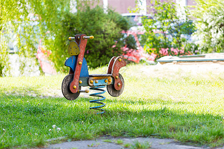 游乐场的空木板传统摇摆教育学校公园孩子们塑料游戏孩子地面自行车儿童图片