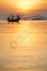 美丽的日落在水面上地平线商业天空食物旅游海洋木头血管旅行渔船图片