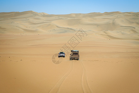 两辆四轮驱动车开在纳米比亚沙漠图片