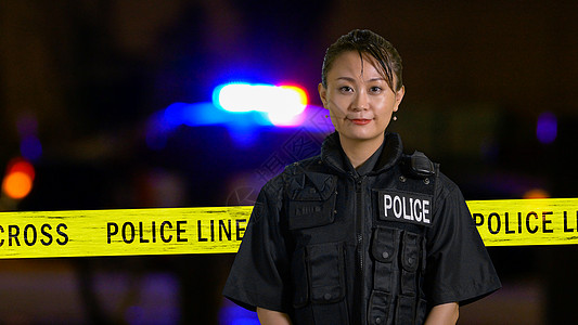 亚裔美国女警察在镜头中微笑磁带徽章犯罪收音机法律职业交通执法边界女警图片