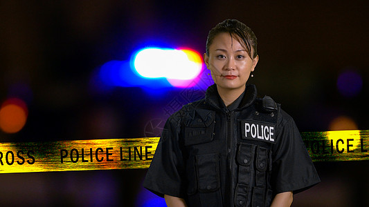 亚裔美国女警察在镜头中微笑女警女性女士职业交通执法法律场景边界警笛图片