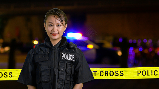 亚裔美国女警察在镜头中微笑法律警笛女性安全交通女警执法边界回应者场景图片
