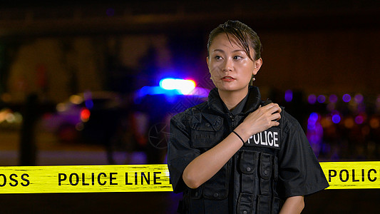 使用警察电台的亚裔美洲女女警察安全对讲机职业磁带犯罪回应者场景交通警笛法律图片