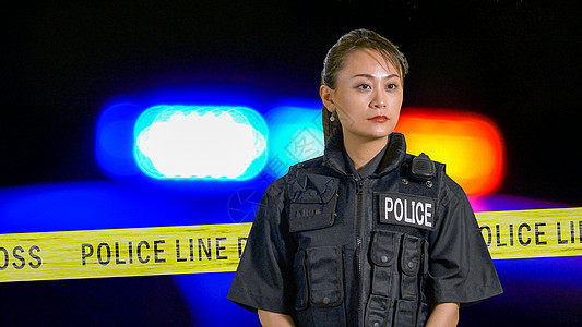 使用警察电台的亚裔美洲女女警察执法徽章女性回应者情况收音机边界女士犯罪磁带图片
