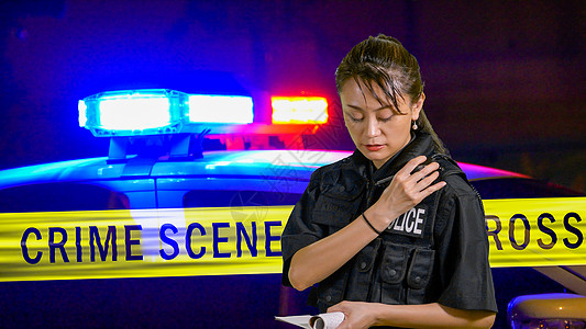 使用警察电台的亚裔美洲女女警察职业回应者犯罪法律徽章女性收音机安全女警执法图片