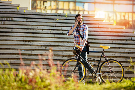 自行车工作日潮人城市生活街道设计师骑术人士阳光微笑胡须闲暇图片