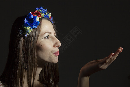 一位年轻女性的肖像 在花圈中的花朵头发发型美丽玫瑰青年女士皮肤季节化妆品身体图片
