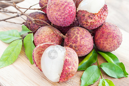 特写木板上的柳叶果 亚洲的水果李子浆果热带情调果汁饮食荔枝营养季节味道图片