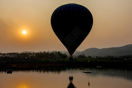 日落时湖上热气球的光影图片