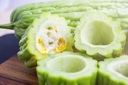 新鲜青绿苦黄瓜或中国苦瓜或西瓜药品烹饪水果美食食谱维生素营养生产情调葫芦图片