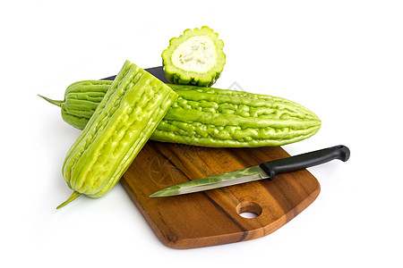 新鲜青绿苦黄瓜或中国甜瓜 在木制圆板上苦瓜药品营养热带葫芦市场生产喷出食谱食物图片