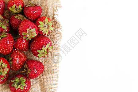 一堆新鲜的多汁草莓 躺在一个旧麻布上农业季节团体甜点饮食收成营养叶子花园水果图片