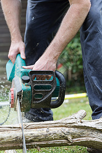 伐木工人在花园里砍一棵树工具电锯男性修剪健康木材男人运动花园木头图片