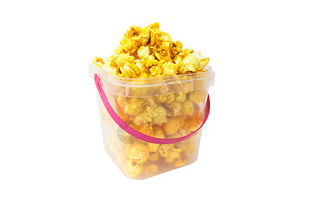 白色背景的塑料桶中的爆米花玻璃小吃塑料宏观垃圾条纹食物电影流行音乐粉色图片