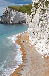 年长夫妇在Eng的Dorset和高悬崖上走下海滩海岸活动假期边界夫妻蓝色踪迹风景冒险团队图片